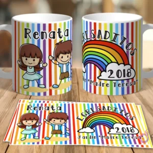Dos tazas blancas de cerámica y una impresión con diseños de niña 'Renata' y niño con un arcoíris sobre fondo de rayas de colores para 'Egresaditos 2018'