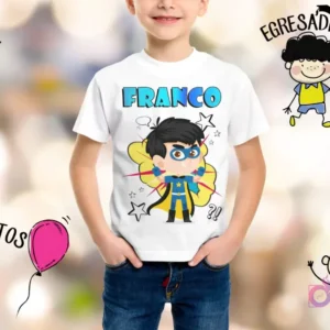 Niño sonriendo con camiseta blanca personalizada con el nombre 'FRANCO' y un superhéroe infantil de traje azul y amarillo