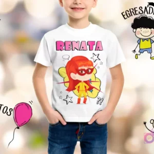 Niño sonriendo con camiseta blanca personalizada con el nombre 'RENATA' y una superheroína infantil de traje rojo y amarillo