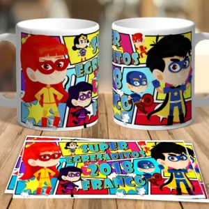 Dos tazas blancas de cerámica y una impresión con diseños de tres superhéroes infantiles (rojo, morado, azul) y 'Super Egresaditos 2018 Franco'