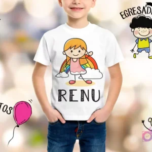 Niño sonriendo con camiseta blanca personalizada con el nombre 'RENU' y una niña animada con un vestido rosa y un arcoíris