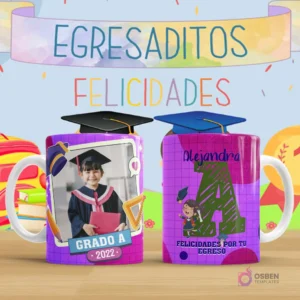 Taza de sublimación para egresaditos, diseño infantil de graduación en tonos violeta con marco para foto de niña, birrete y texto 'Grado A 2022', y reverso con letra A personalizada para Alejandra, personaje de niña feliz y frase 'Felicidades por tu egreso'.