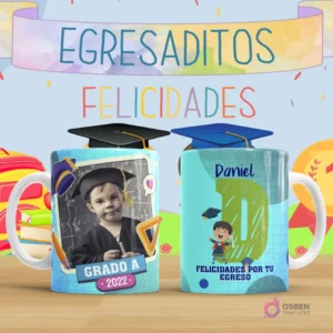 Taza de sublimación para egresaditos, diseño infantil de graduación en tonos celestes con marco para foto de niño, birrete y texto 'Grado A 2022', y reverso con letra D personalizada para Daniel, personaje de niño feliz y frase 'Felicidades por tu egreso'.