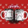 Taza Flork blanca con diseño de personaje Flork y frase "¡Búscate un GPS!" en el lado izquierdo y "Y ubícate encima de mí" en el lado derecho, sobre fondo rojo de corazones.