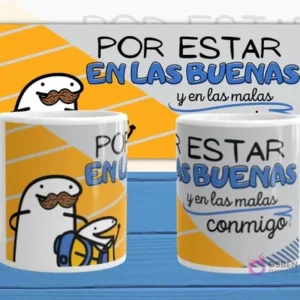 Mockup de dos tazas blancas con plantilla Flork 'POR ESTAR EN LAS BUENAS y en las malas conmigo', con Flork con bigote y Flork bebé con mochila, sobre fondo azul y amarillo.
