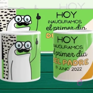 Mockup de dos tazas blancas con plantilla Flork 'HOY inauguramos el primer día DEL PADRE', con Flork con bigote y gafas redondas señalando, sobre fondo verde y blanco.