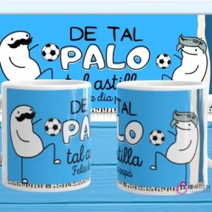 Mockup de dos tazas blancas con plantilla Flork 'DE TAL PALO tal astilla', con dos Florks jugando fútbol, uno con bigote y otro con pelo, sobre fondo azul claro.