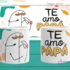 Mockup de dos tazas blancas con plantilla Flork 'Te amo PAPÁ' y Flork con bigote y bebé con flor, sobre fondo abstracto verde y naranja.
