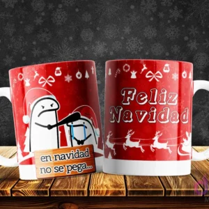 Taza de Flork navideño golpeando a otro Flork llorando con el meme 'en navidad no se pega', fondo rojo de Feliz Navidad.