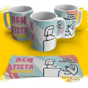 Diseño de taza Flork dentista con frase cómica 'Mi diente se rompió bebiendo aguaaa...' y Flork con diente roto, sobre fondo azul claro y rosa.
