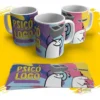 Taza sublimada Flork psicólogo con frase humorística 'Tus Traumas' y personaje Flork sosteniendo un ladrillo, sobre fondo morado y azul.