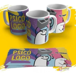 Taza sublimada Flork psicólogo con frase humorística 'Tus Traumas' y personaje Flork sosteniendo un ladrillo, sobre fondo morado y azul.