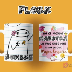 Taza de sublimación Flork para maestra. Anverso muestra Flork con flor en la cabeza y medalla, espacio para nombre. Reverso: 'NO ES MEJOR MAESTRA LA QUE SABE MÁS SI NO LA QUE Mejor Enseña', con adornos escolares.
