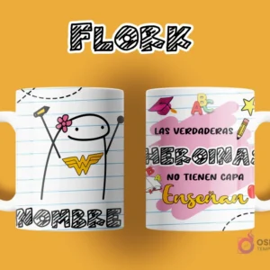 Taza de sublimación Flork para maestra. Anverso: Flork con capa y logo de Mujer Maravilla, espacio para nombre. Reverso: 'LAS VERDADERAS HEROÍNAS NO TIENEN CAPA Enseñan', con elementos educativos.