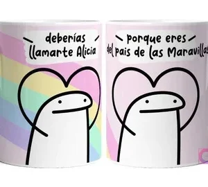Taza sublimada con dos Flork tomados de las manos formando un corazón, con las frases 'deberías llamarte Alicia' y 'porque eres del país de las Maravillas' en un fondo de arcoíris pastel.