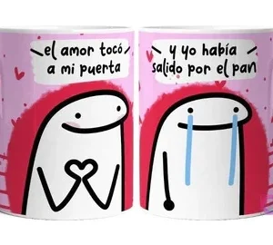 Taza sublimada con dos Flork, uno con un corazón y la frase 'el amor tocó a mi puerta', y otro Flork llorando con la frase 'y yo había salido por el pan' en fondo rosa con corazones.