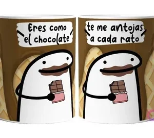 Taza sublimada con Flork sosteniendo una barra de chocolate y la frase 'eres como el chocolate', y otro Flork sosteniendo chocolate con la frase 'te me antojas a cada rato' en fondo marrón con textura de waffle.
