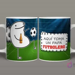 Taza sublimada Flork Padre Futbolero con Flork pateando un balón y botella sobre campo de fútbol, y texto 