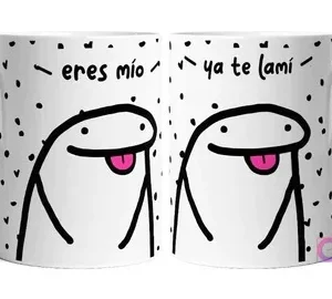Taza sublimada con dos Flork con la lengua afuera, uno con la frase 'eres mío' y el otro con 'ya te lamí' en fondo blanco con pequeños corazones negros y puntos.
