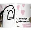 Taza sublimada con Flork blanco gritando y texto 'preciso cafeeee' en un fondo con manchas de café y corazones rosas.