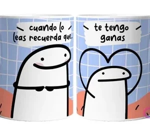 Taza sublimada con Flork con las manos juntas y la frase 'cuando lo leas recuerda que', y otro Flork formando un corazón con las manos y la frase 'te tengo ganas' en fondo azul a cuadros y detalles naranjas.