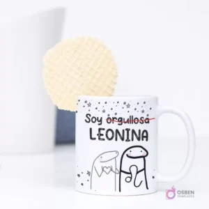 Taza de sublimación con diseño de Flork de Leo y la frase 'Soy orgullosa LEONINA', con un Flork sosteniendo un corazón y otro con pose de orgullo. Una galleta waffle se asoma por detrás.