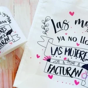 Taza y textil sublimado con la frase viral 'Las mujeres ya no lloran, las mujeres facturan' en tipografía artística.