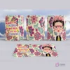 Taza de sublimación con diseño de Frida Kahlo en estilo chibi usando gafas rosadas, con corona de flores y un fondo vibrante de mandalas y flores multicolor, acompañada de la frase 'Me pinto a mí misma porque soy a quien mejor conozco'.