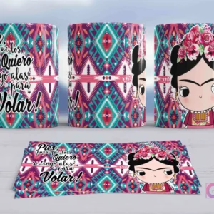 Taza de sublimación con diseño de Frida Kahlo en estilo chibi, trenzas y diadema floral roja, sobre un fondo de patrones geométricos mexicanos en morado y turquesa, con la inspiradora frase 'Pies para que los quiero si tengo alas para volar'.