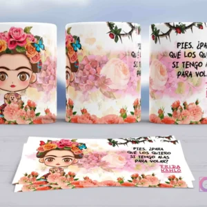 Taza de sublimación con diseño de Frida Kahlo en estilo chibi rodeada de flores de durazno, mariposas y un fondo de hortensias rosadas con ramas espinosas, citando 'Pies, ¿para qué los quiero si tengo alas para volar?'.