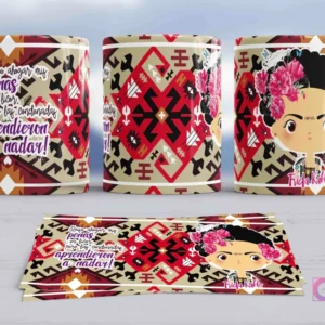 Taza de sublimación con diseño de Frida Kahlo en estilo chibi con corona floral rosa, sobre un fondo de patrones geométricos aztecas en tonos tierra y rojo, y la profunda frase 'Quise ahogar mis penas, pero ellas aprendieron a nadar'.