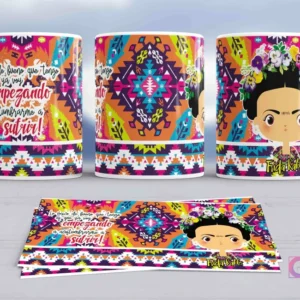Taza de sublimación con diseño de Frida Kahlo en estilo chibi con una vibrante corona floral, sobre un fondo de patrones geométricos serape en naranja, azul y morado, y la frase 'Lo único de bueno que tengo es que ya me estoy empezando a acostumbrarme a sufrir'.