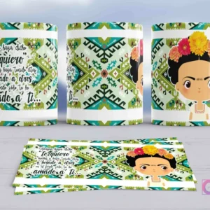 Taza de sublimación con diseño de Frida Kahlo en estilo chibi con una corona floral de tonos amarillos y naranjas, sobre un fondo de patrones geométricos en verde agua y blanco, con la conmovedora frase 'Aunque haya dicho te quiero a muchos... al final te he amado a ti'.