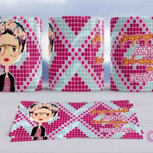 Taza de sublimación con diseño de Frida Kahlo en estilo chibi con gafas amarillas y corona floral rosa, sobre un fondo de patrones geométricos de cuadros y cruces en rosa y turquesa, y la tierna frase 'Siempre que hablo contigo acabo queriéndome un poco más...'.