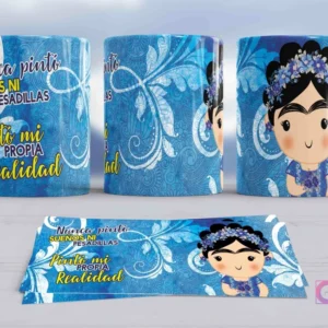 Taza de sublimación con diseño de Frida Kahlo en estilo chibi con una corona floral azul, sobre un fondo de patrones florales barrocos en tonos azules, y la icónica frase 'Nunca pinto sueños ni pesadillas, pinto mi propia realidad'.