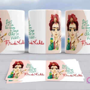 Taza de sublimación con diseño de Frida Kahlo en estilo realista, sosteniendo un pincel y acompañada de un loro verde, con corona floral roja, sobre un fondo blanco con franjas de color durazno y la frase 'Pies para que los quiero si tengo alas para volar' junto a su firma.