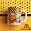 Taza de sublimación con diseño de Garfield relajado comiendo palomitas y bebiendo soda, usando zapatillas coloridas. Fondo amarillo con lunares y rayas.
