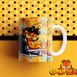 Taza de sublimación con diseño de Garfield en silla de playa, con gafas de sol y bebida, disfrutando del sol. Fondo amarillo con lunares y rayas.