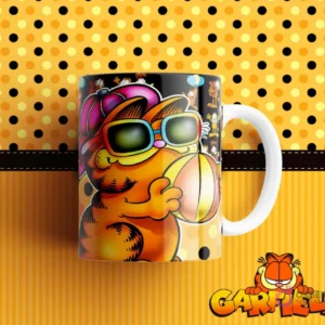 Taza de sublimación con diseño de Garfield con gorra rosa, gafas de sol y sosteniendo una pelota de playa. Fondo amarillo y negro.
