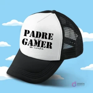 Gorro trucker blanco y negro sublimado con el texto 'PADRE de día GAMER de noche', ideal para padres aficionados a los videojuegos.