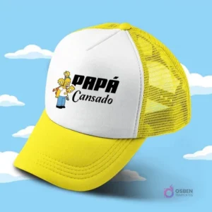 Gorro trucker amarillo y blanco sublimado con diseño 'PAPÁ Cansado' y Homer Simpson cargando a sus hijos, humorístico para el Día del Padre.