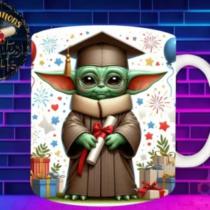 Taza de sublimación con Baby Yoda (Grogu) graduado 3D animado celebrando la Clase 2024 con diploma