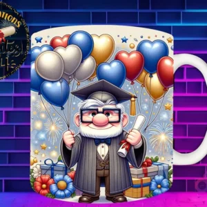 Taza de sublimación con Carl Fredricksen (Up) graduado 3D animado celebrando la Clase 2024 con diploma y globos
