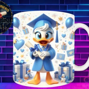 Taza de sublimación con Daisy Duck graduada 3D animada celebrando la Clase 2024 con diploma y regalos