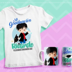 Mockup de polera y dos tazas sublimadas con diseño de graduación de personaje masculino de cabello oscuro, diploma y gorro, texto 'Mi Graduación Ricardo Felicidades Graduado 2021' sobre fondo pastel.