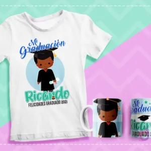Mockup de polera y dos tazas sublimadas con diseño de graduación de personaje masculino de piel oscura, diploma y gorro, texto 'Mi Graduación Ricardo Felicidades Graduado 2021' sobre fondo pastel.