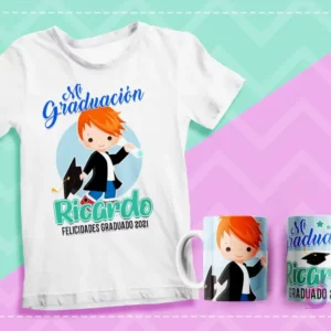 Mockup de polera y dos tazas sublimadas con diseño de graduación de personaje masculino de cabello rojizo, diploma y gorro, texto 'Mi Graduación Ricardo Felicidades Graduado 2021' sobre fondo pastel.