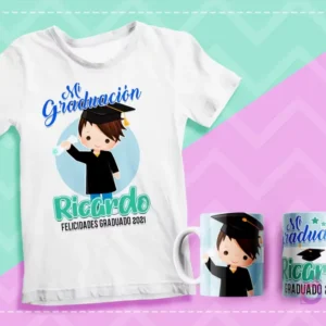 Mockup de polera y dos tazas sublimadas con diseño de graduación de personaje masculino de cabello rubio, diploma y gorro, texto 'Mi Graduación Ricardo Felicidades Graduado 2021' sobre fondo pastel.