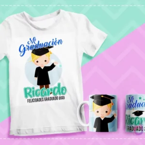 Mockup de polera y dos tazas sublimadas con diseño de graduación de personaje masculino de cabello rubio con gorro de birrete en alto, texto 'Mi Graduación Ricardo Felicidades Graduado 2021' sobre fondo pastel.