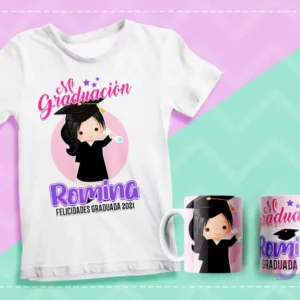 Mockup de polera y dos tazas sublimadas con diseño de graduación de personaje femenino de cabello liso oscuro, diploma y gorro, texto 'Mi Graduación Romina Felicidades Graduada 2021' sobre fondo pastel.